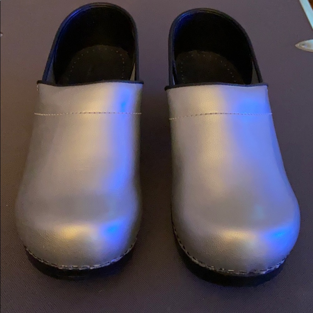 Sanita Silver Patent Clogs (EU 38, USA 7.5/8)